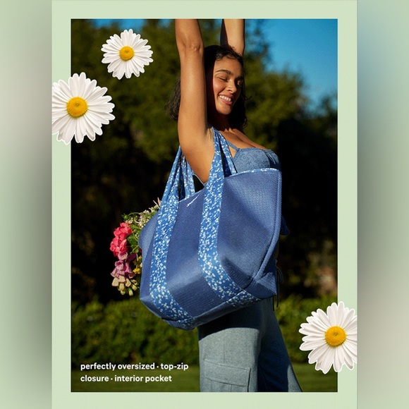 PINK Victoria's Secret Blue Floral Mesh Tote Bag - Picture 3 of 7